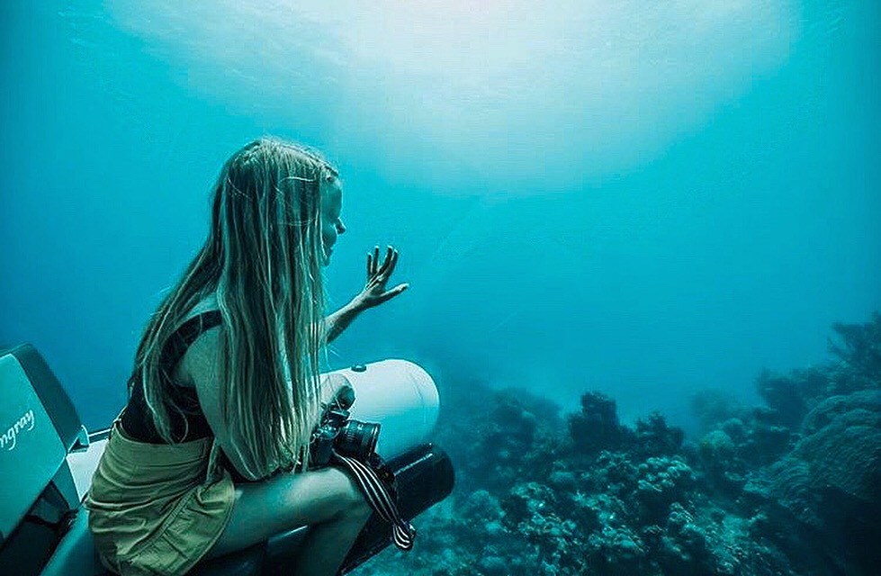 girl in scUber submarine underwater