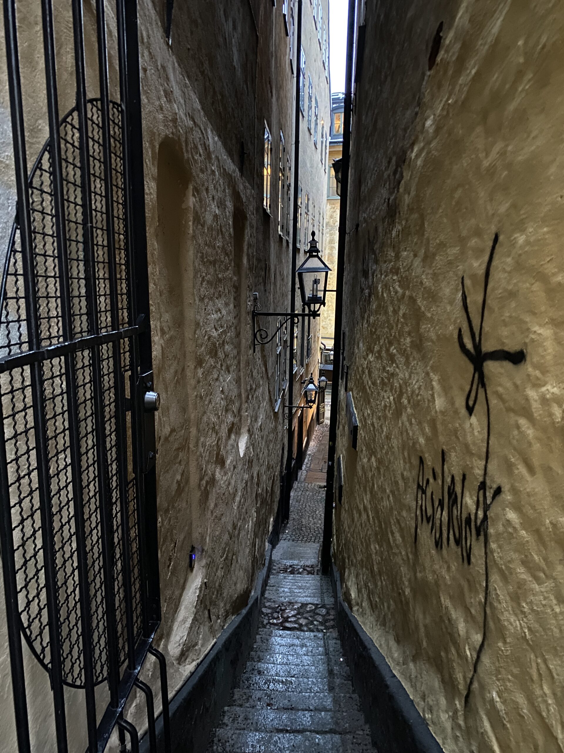 Mårten Trotzigs Gränd narrowest street Stockholm Sarah Latham 